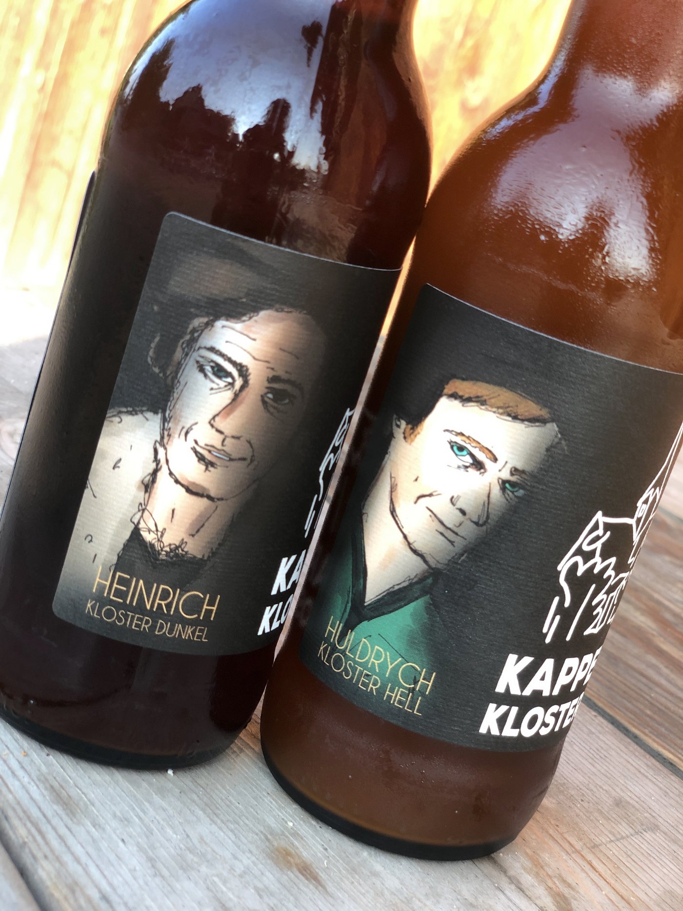 Die Etiketten der ersten beiden Sorten vom Kappeler Klosterbier hat Christa Falkensammer entworfen. (Bild Christa Falkensammer)