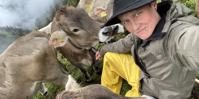 Petra Fässler schliesst auf der Alp neue Freundschaften und frischt alte auf. (Bild Petra Fässler)