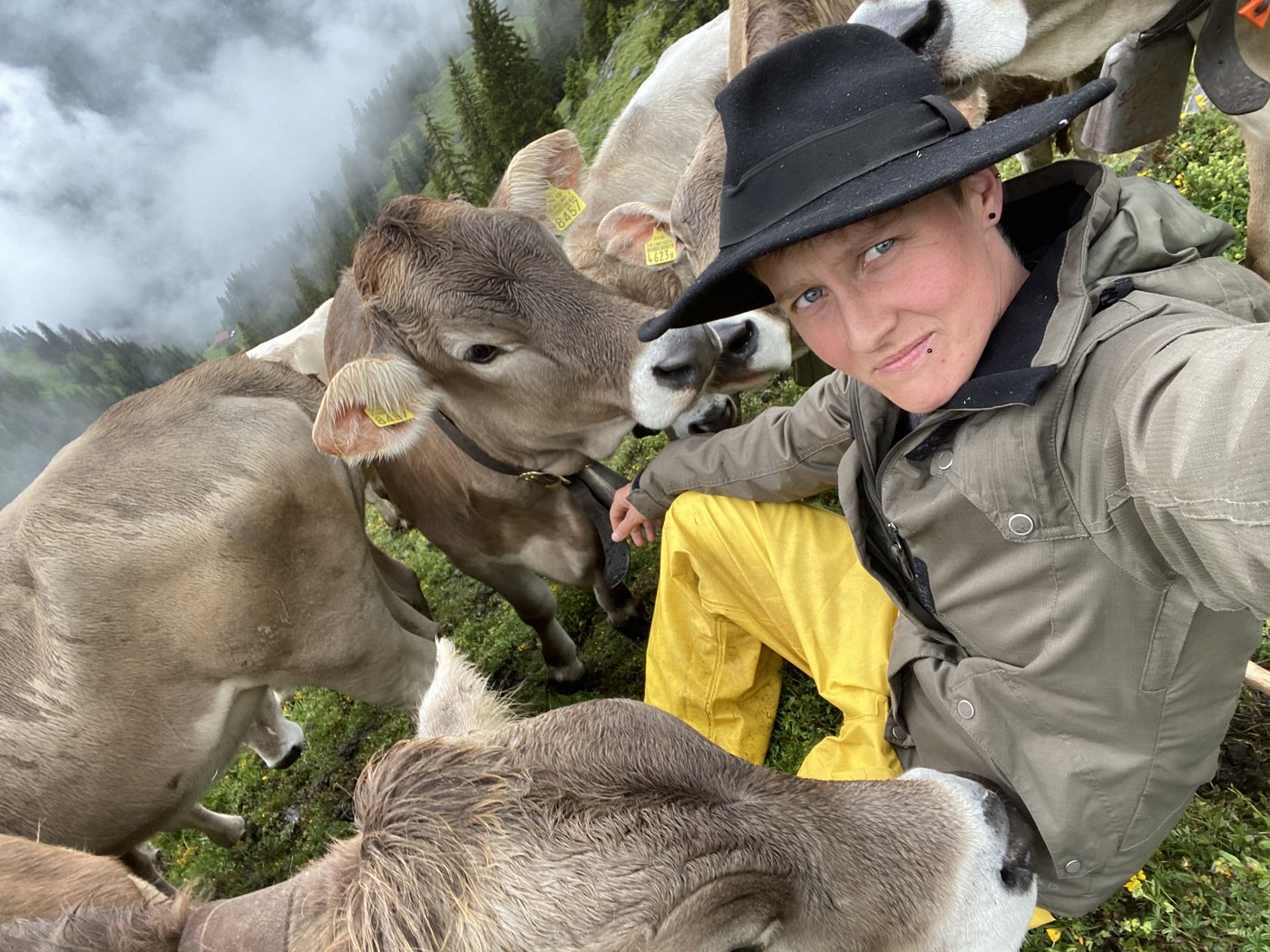 Petra Fässler schliesst auf der Alp neue Freundschaften und frischt alte auf. (Bild Petra Fässler)