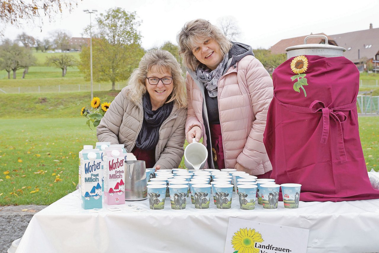 Am Tag der Milch schenken Bäuerinnen und Landfrauen ehrenamtlich Milch in Swissmilk-Bechern aus. Ein Teil der Lehrerschaft stört sich daran. (Bild Swissmilk)