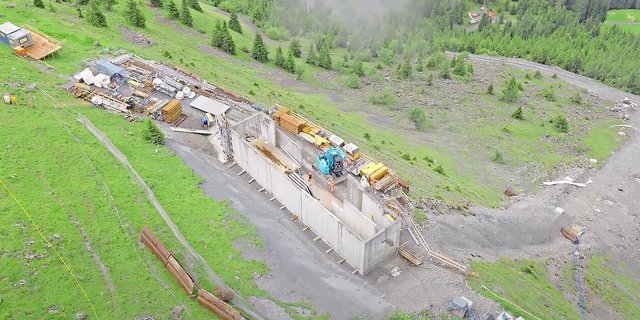 Zur Solaranlage gehören zwei Trafostationen. Alles muss nach 60 Jahren Betriebsdauer rückgebaut werden. 