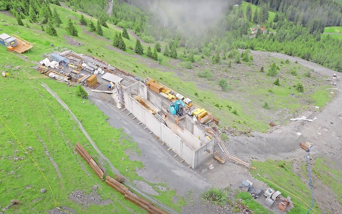 Zur Solaranlage gehören zwei Trafostationen. Alles muss nach 60 Jahren Betriebsdauer rückgebaut werden. 