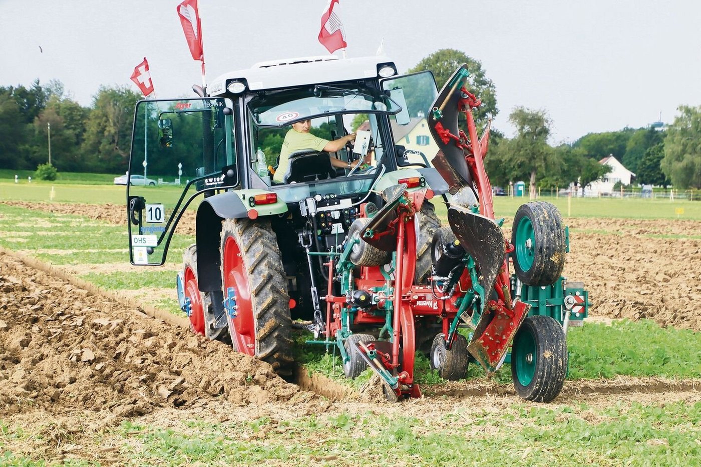 Der Zürcher Marco Angst gewann die Schweizermeisterschaft 2021 im Wettpflügen souverän mit einem Kverneland-Pflug.