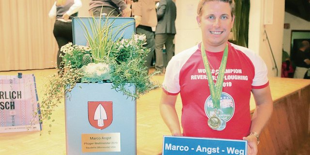 Die Gemeinde Wil benennt einen Strassenabschnitt im Dorf nach Marco Angst, dem Weltmeister mit Drehpflug des Jahres 2019.(Bild Roland Müller)