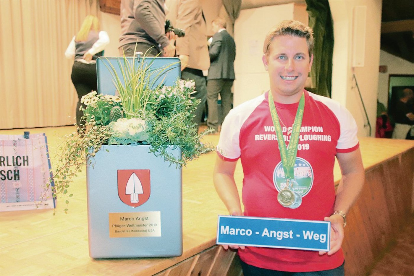 Die Gemeinde Wil benennt einen Strassenabschnitt im Dorf nach Marco Angst, dem Weltmeister mit Drehpflug des Jahres 2019.(Bild Roland Müller)