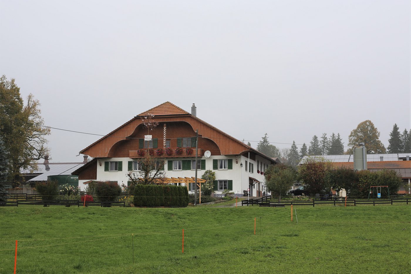 Auf dem Lindenhof in La Tanne leben die beiden Brüder mit ihren Familien, Mutter Myriam und die beiden Lehrlinge.