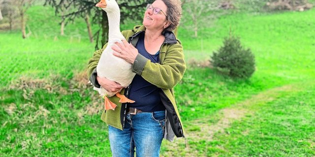 Barbara Schirmer mit Ganter Werner, zu dem sie eine besondere Beziehung hat. Da sie das erste Wesen war, das er nach dem Schlüpfen sah, betrachtete er sie als seine Gänse-Mutter.