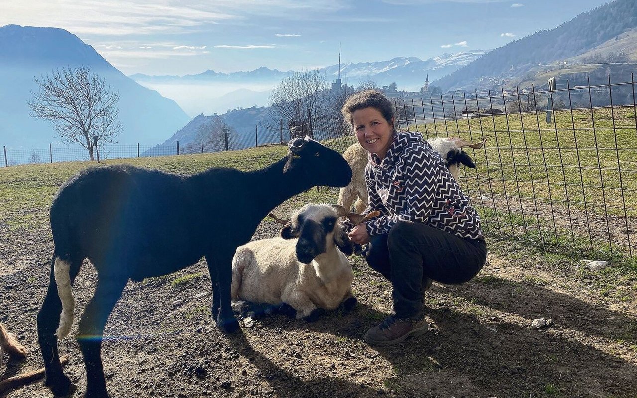Die Schafe gehören zu ihrem Alltag. Doch Fabienne Truffer hat sich mit Online-Kursen zu Mondphasen und Zeitorganisation ein berufliches Standbein aufgebaut.