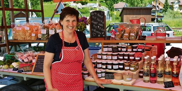Gemeinsam mit drei anderen Bäuerinnen verkauft Rachel Stierli Produkte vom Hof. Sie selber stellt Konfi, Essigkonserven, Teigwaren und verschiedene Kräuter- und Teemischungen her. (Bild: Daniela Rinderknecht)