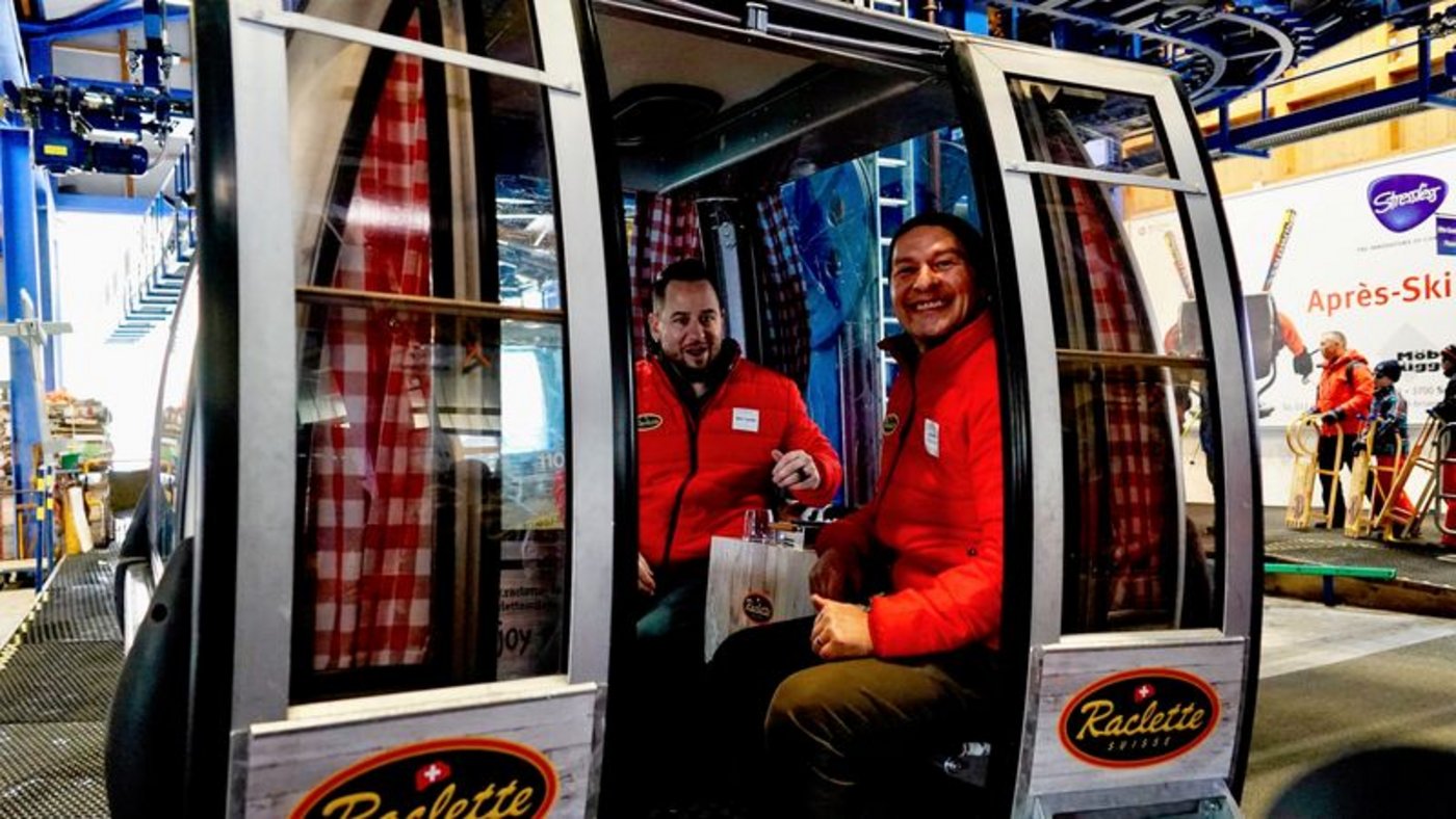 Jürg Kriech (r.) zusammen mit Werbeträger Trauffer. (Bild lid) 