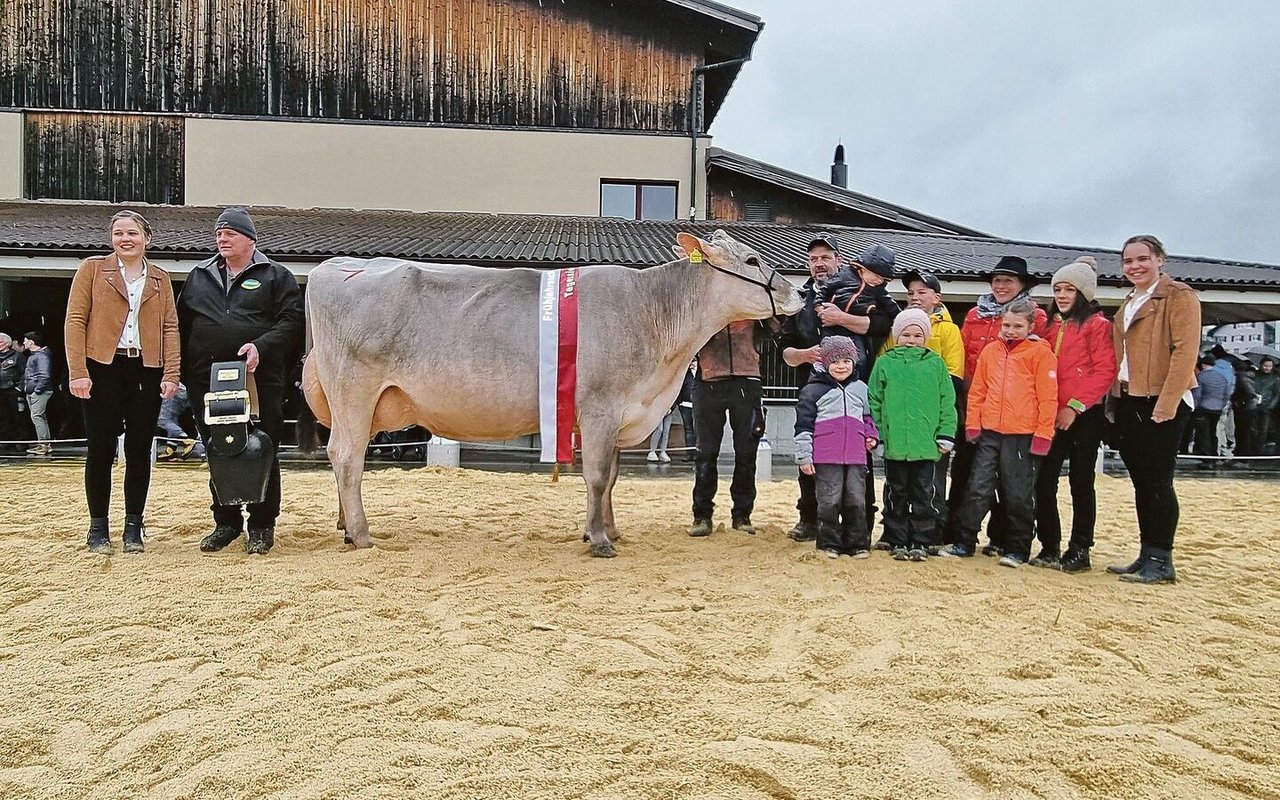 Die Tagessiegerin Alpinstar Jule von Dominik Durrer, Kerns, mit der Züchterfamilie.