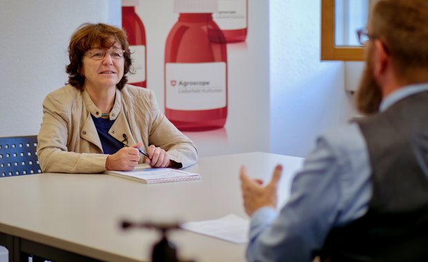 Kreuzverhör mit Agroscope-Leiterin Eva Reinhard zu Agrarpolitik und Forschung, Pflanzenzüchtung und Tierschutz Agroscope-Leiterin Eva Reinhard im Kreuzverhör mit «die grüne»-Chefredaktor Jürg Vollmer und Chefin vom Dienst Dominique Eva Rast. (Bild: «die grüne» / Sam Rölli)