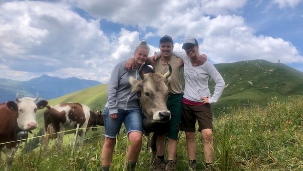 Alptagebuch Teil 4 – Mit einem coolen Team machts mehr Spass Das Bummere-Team: Alena Feuerstein, Martin Bergmann und Jasmine Baumann, erlebt einen coolen Alpsommer. (Bild zVg)