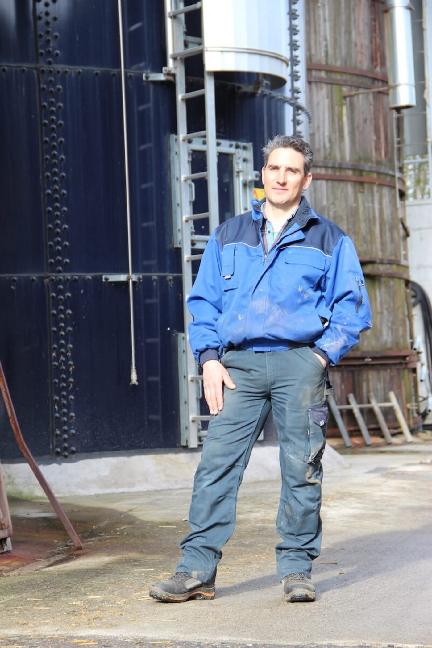 Thomas Isler überlegt sich fortwährend, wie er die Arbeiten auf seinem Hof noch effizienter machen kann.