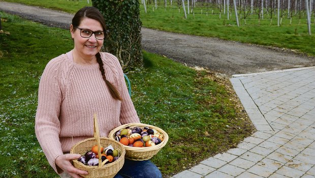 Die Bäuerin Katharina Nyffeler-Leibundgut färbt jedes Jahr für ihre Kunden mehrere hundert Ostereier.(Bild Benildis Bentolila)
