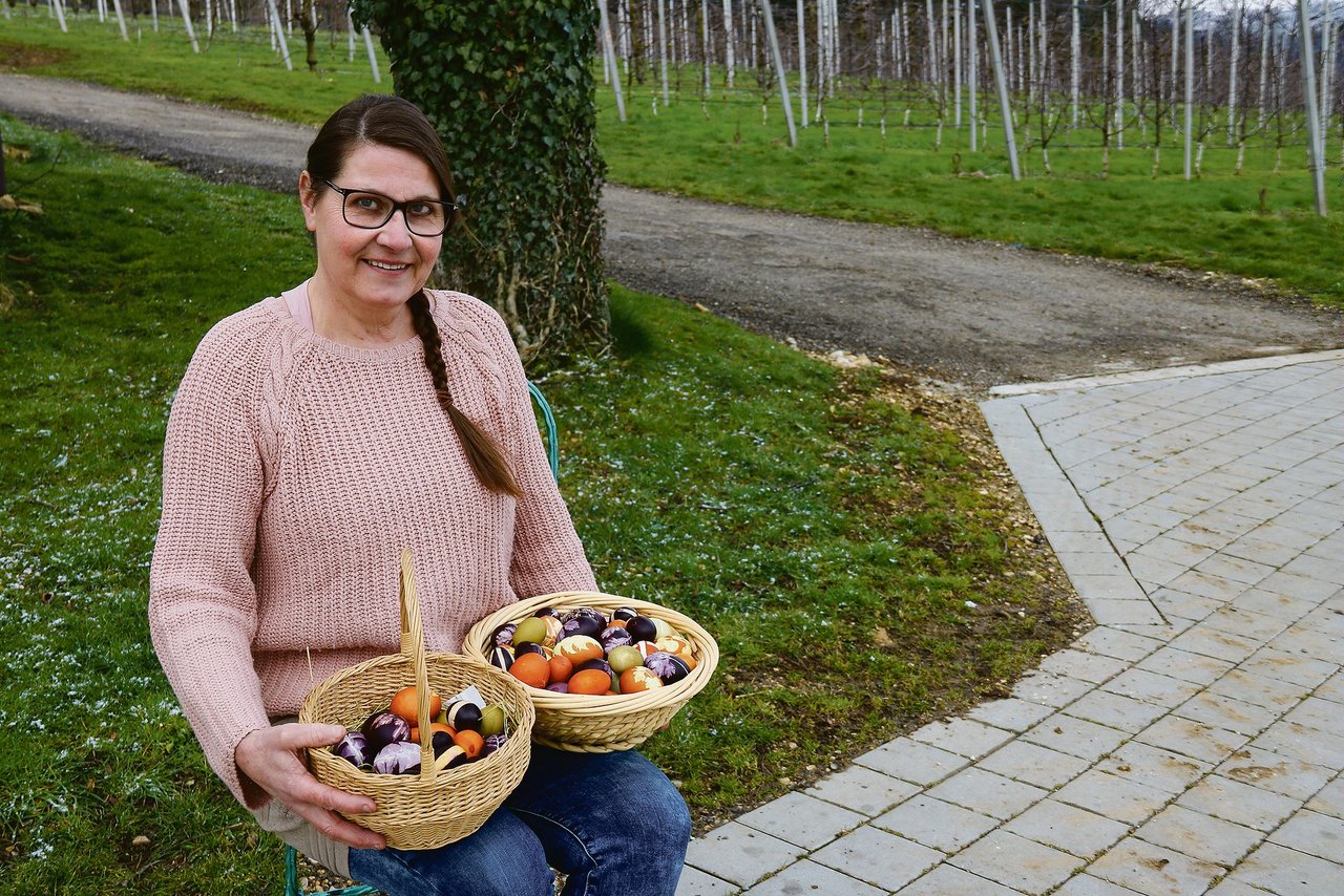 Die Bäuerin Katharina Nyffeler-Leibundgut färbt jedes Jahr für ihre Kunden mehrere hundert Ostereier.(Bild Benildis Bentolila)