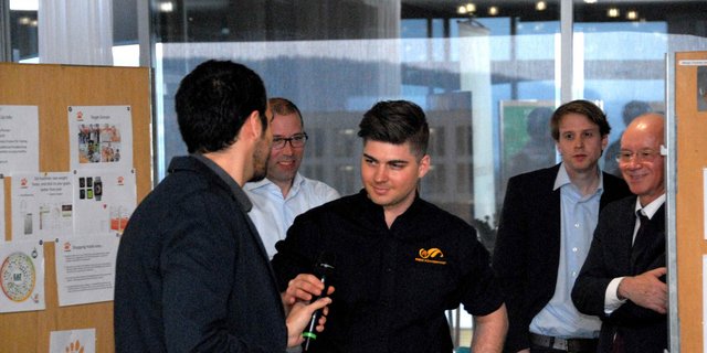 Mirko Buri (Mitte) übernimmt das Mikrofon um seine Idee zu präsentieren. Im Hintergrund: BLW-Direktor Bernard Lehmann (Bild hja)