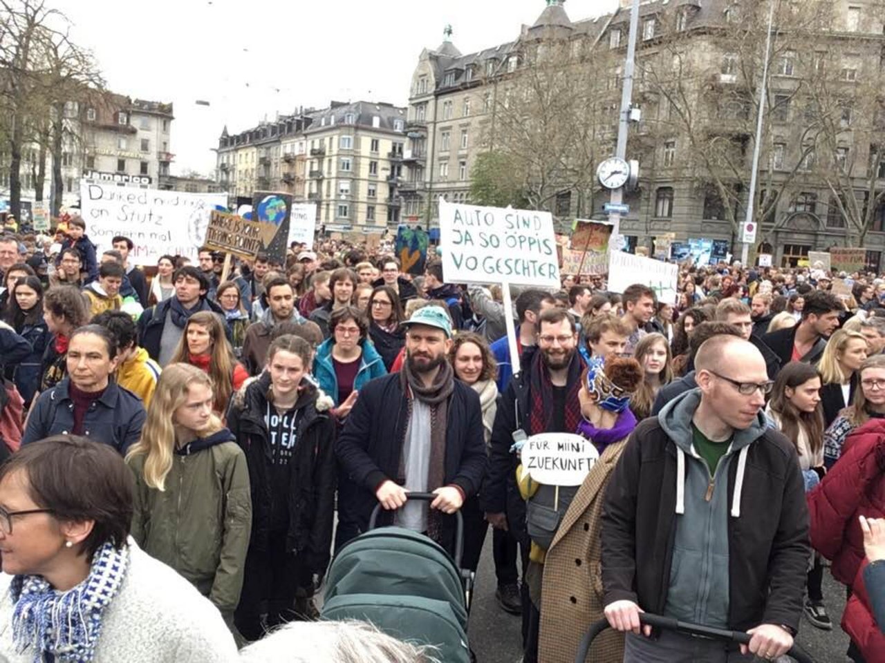 Allein in Zürich demonstrierten 15'000 Personen für einen sorgsameren Umgang mit Mutter Erde. (Bild Daniel Kellenberger/Facebook)