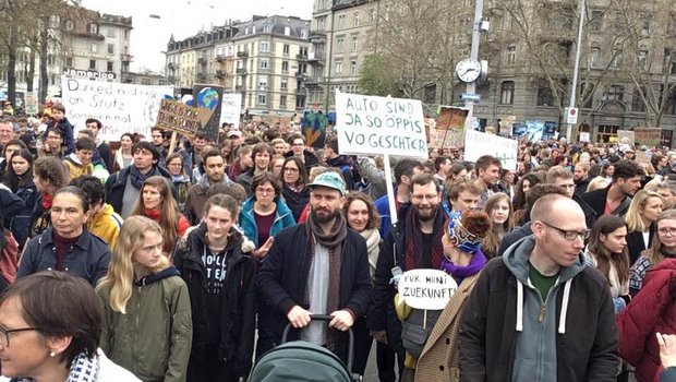 Allein in Zürich demonstrierten 15'000 Personen für einen sorgsameren Umgang mit Mutter Erde. (Bild Daniel Kellenberger/Facebook)