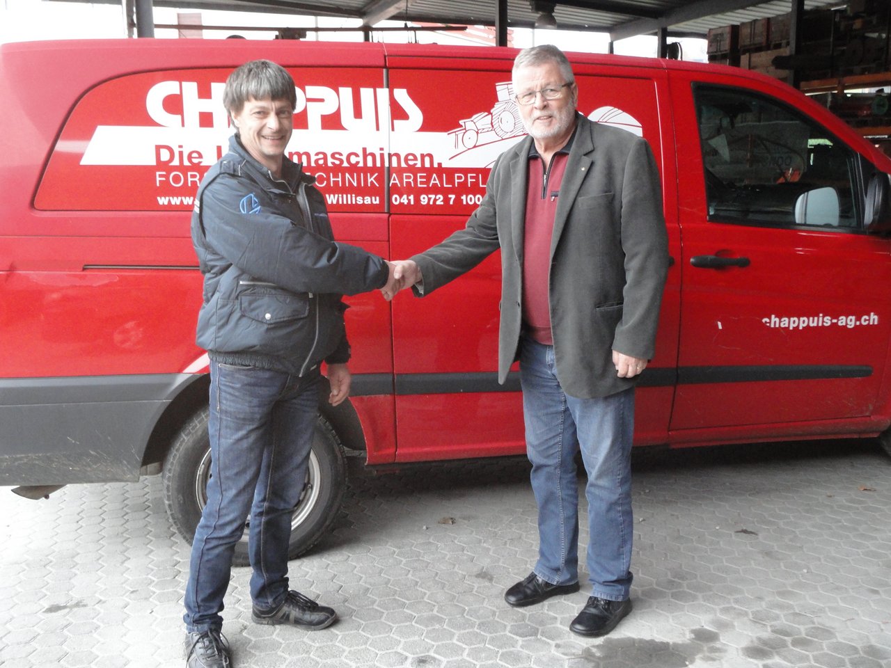 (v.l.) Der Bereich Chappuis Land-Forstmaschinen hat einen neuen Besitzer. Der bisherige Geschäftsführer Peter Chappuis und sein Nachfolger Alois Marti, Geschäftsführer der Landtech Marti GmbH. (Bild z.V.g)