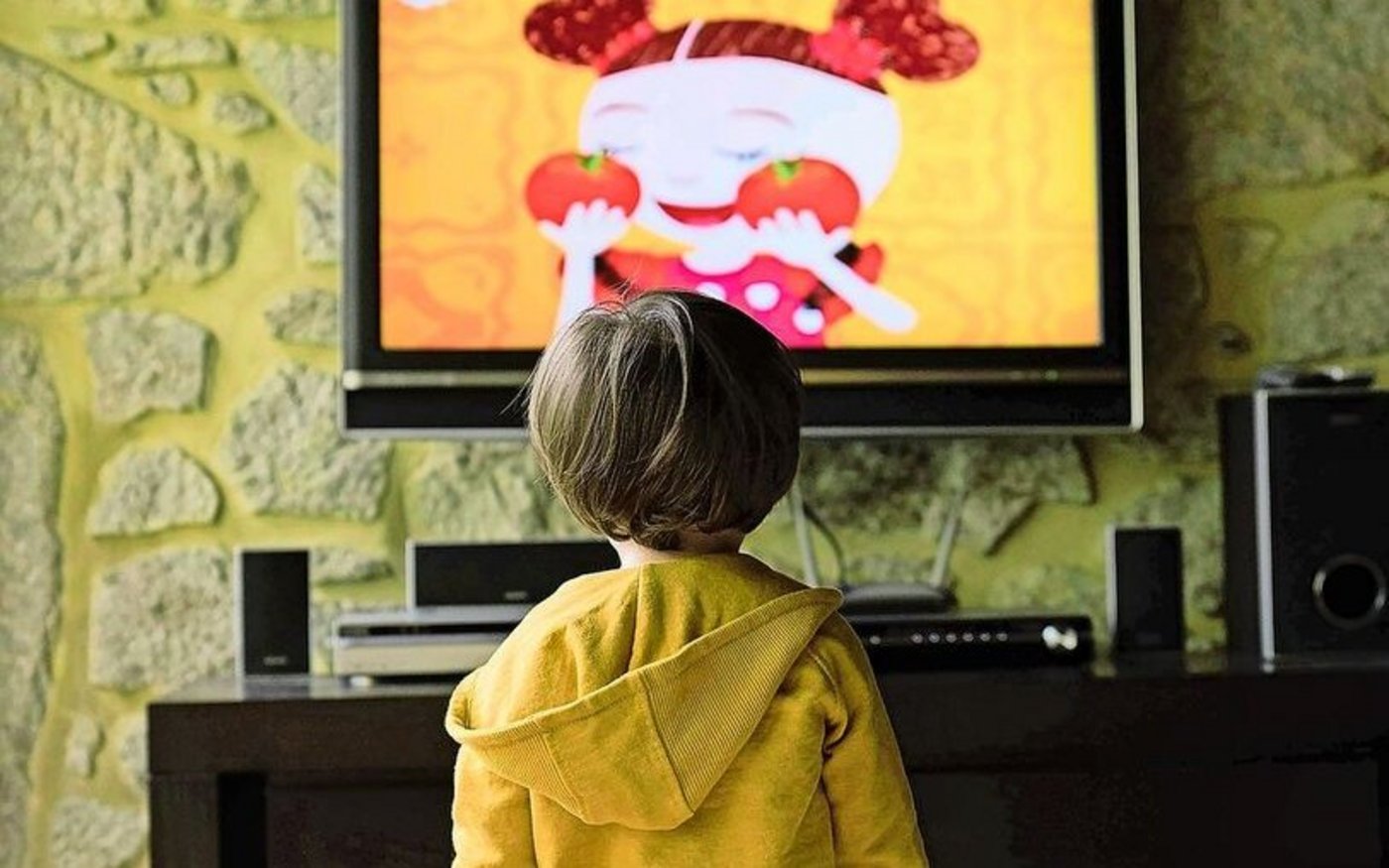 Im Baby- und Kleinkindalter wird von Bildschirmzeit abgeraten, damit sich das kindliche Gehirn gut entwickeln kann.