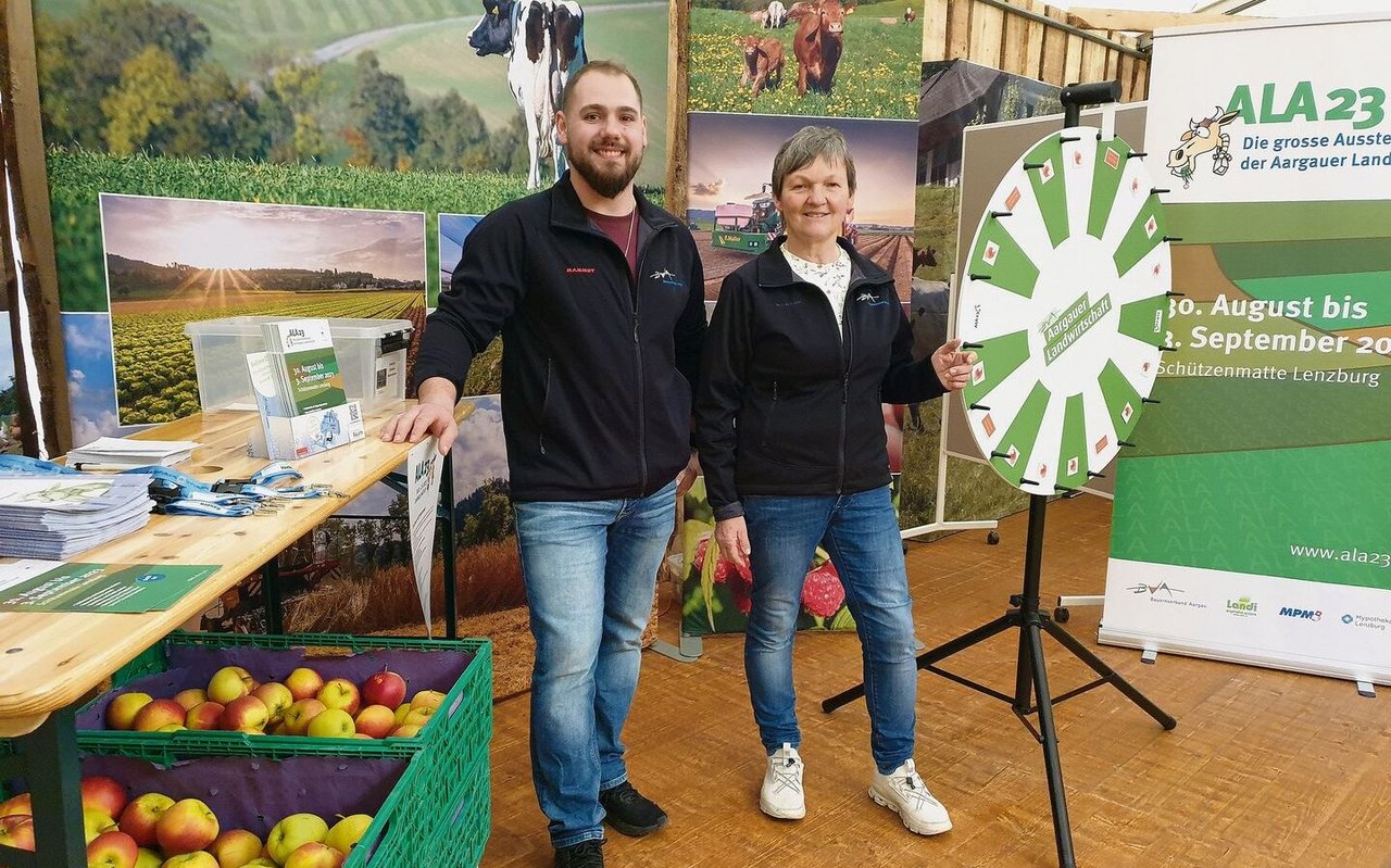 Ivan Aregger und Myrtha Dössegger stimmen am Stand des Bauernverbands Aargau auf die ALA ein.