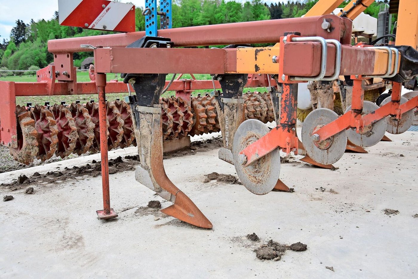 Tiefenlockerer Marke Eigenbau: Die Scharen sind schmal genug, um den Boden nicht zu wenden oder zusammenzuschieben. 