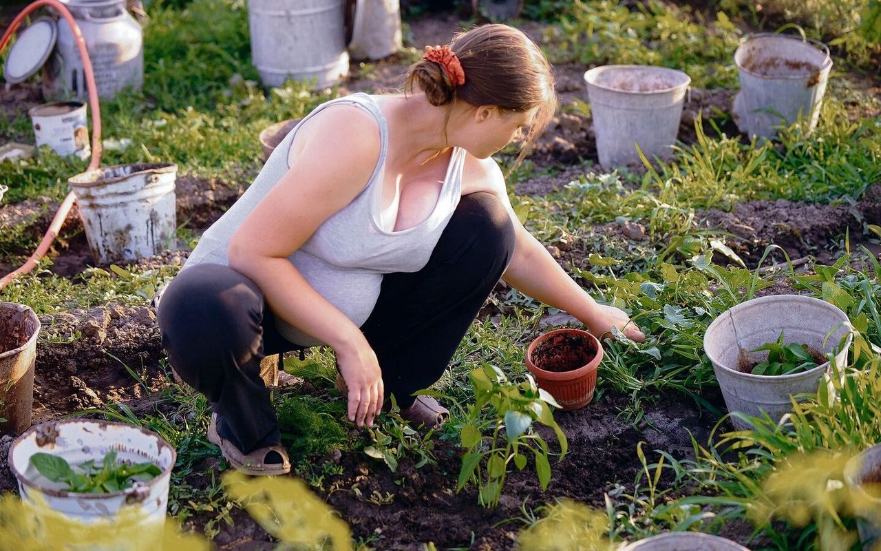Gartenarbeit ist entspannend und macht auch während der Schwangerschaft Spass: Eine gewisse Schonung ist trotzdem angebracht.