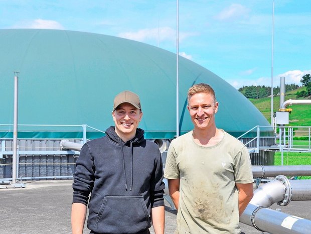 Michael Hunkeler, Betriebsleiter der Biogasanlage und sein Bruder Dominik (links) auf dem Dach eines der Fermenter. Er wolle Schweinehalter bleiben, betont der Agronom.