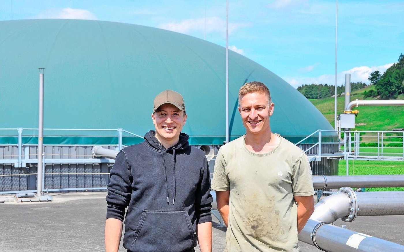 Michael Hunkeler, Betriebsleiter der Biogasanlage und sein Bruder Dominik (links) auf dem Dach eines der Fermenter. Er wolle Schweinehalter bleiben, betont der Agronom.
