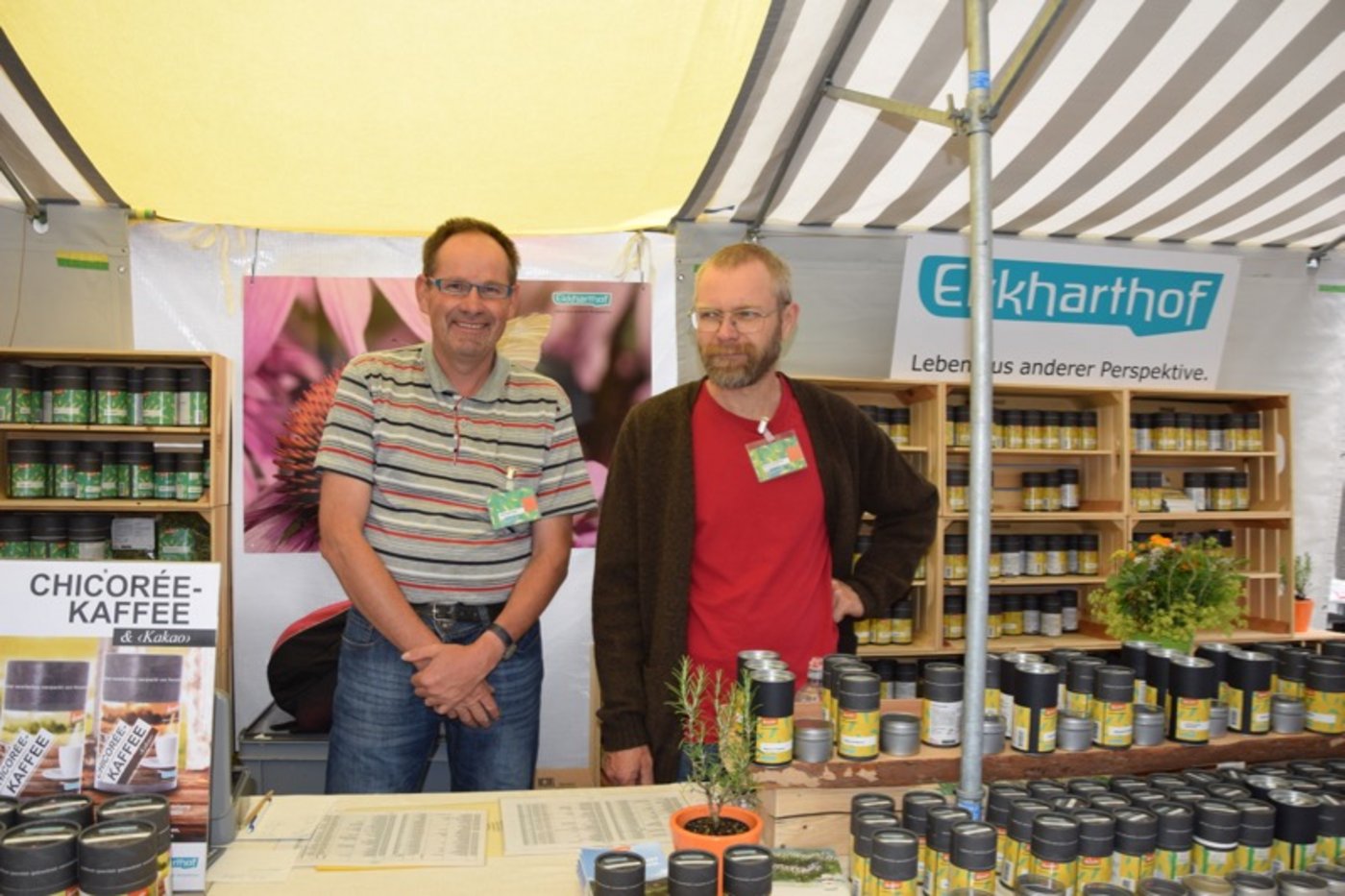 Meinrad Kolb und Martin Frauenfelder vom Ekkarthof im Thurgau verkaufen Chicorrée-Kaffe, Tee und Gewürzkräuter. (Bild jba)