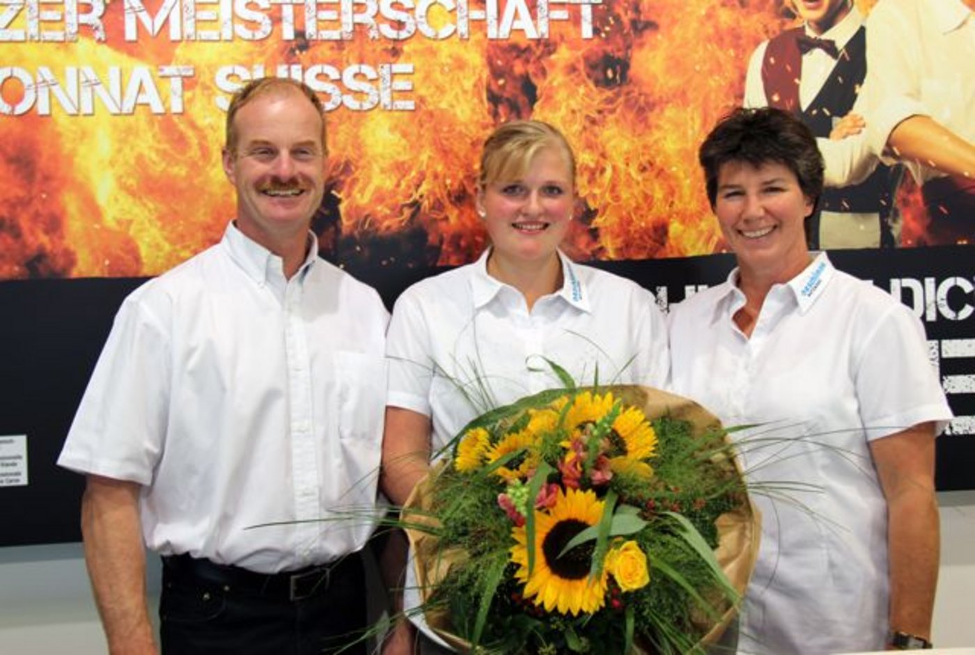 Die Siegerin der Schweizermeisterschaft (Kategorie Lernende): Andrea Steffen mit ihren Lehrmeistern Regula und René Aeschlimann, Metzerei Aeschlimann, Uettligen BE. (Bild zVg)