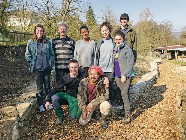 Ein neuer Garten als Lernoase über die Natur Das Team des Bungerthof (hier nicht ganz vollständig) hat beim Bau des neuen Gartens viel Arbeit geleistet. Obere Reihe rechts: James Pollard, Leiter Fachbereich Garten.