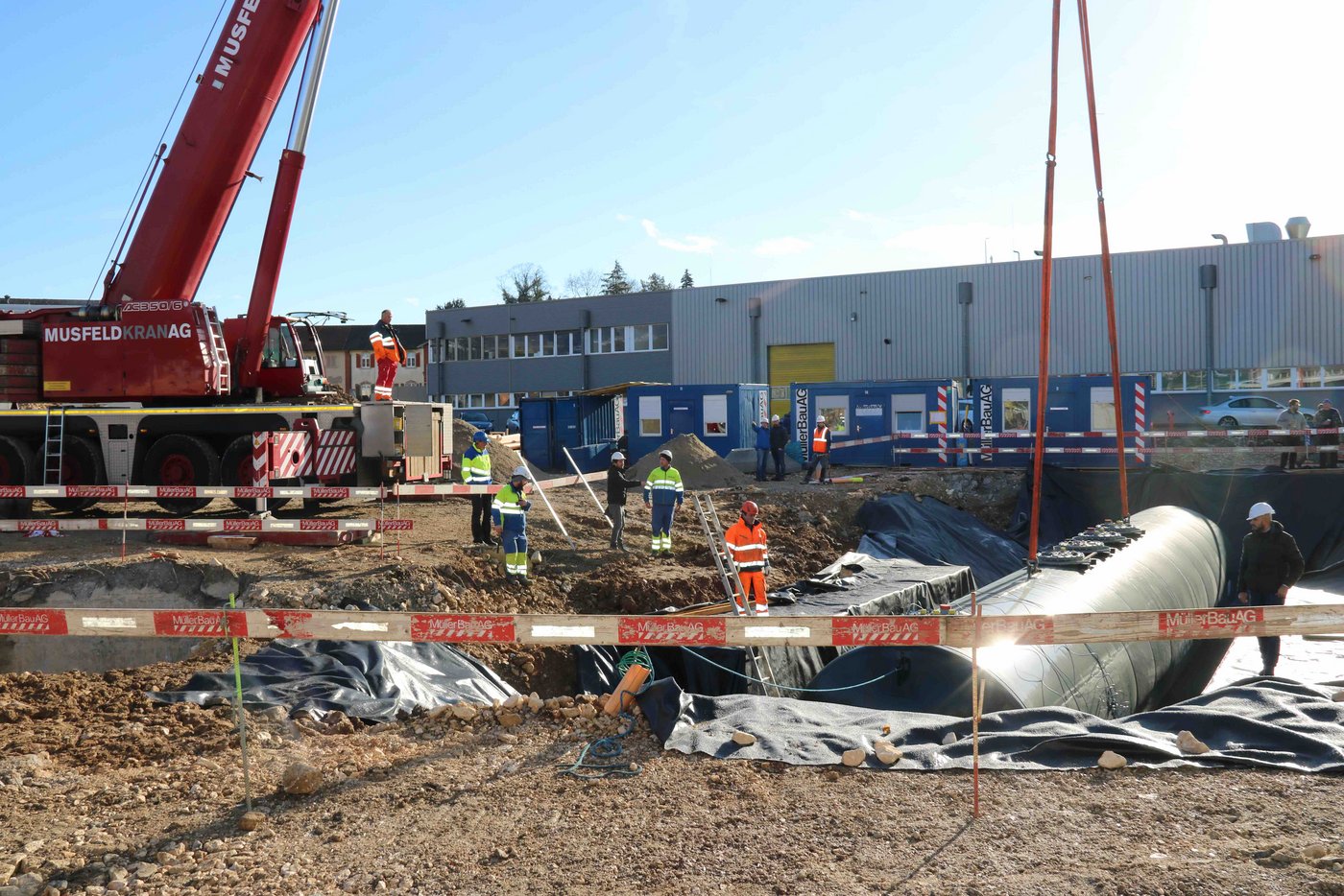 Fast geschafft. Danach müssen die Freiräume um den Tank mit feinem, gewaschenem Sand aufgefüllt werden.