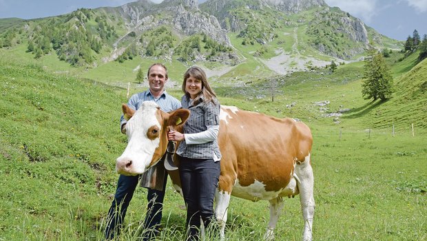 Kurt Zürcher und Christine Gilgen sind beruflich wie privat ein eingespieltes Team. Hier mit ihrer 13-jährigen Kuh Jris. Alle drei verbringen dieses Jahr den zehnten Sommer auf der Alp. (Bilder BauZ/Peter Fankhauser)