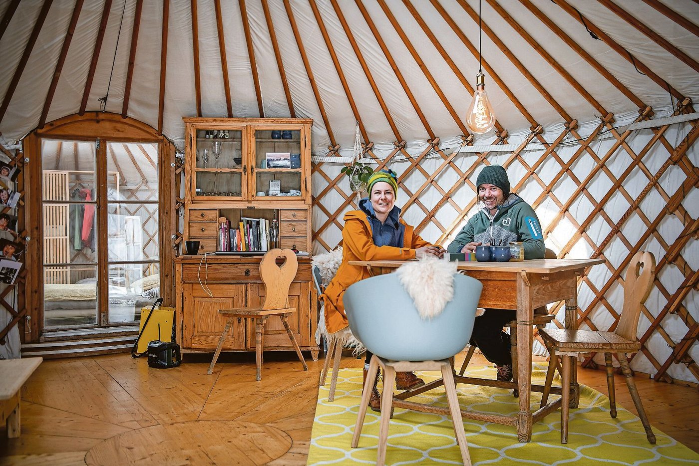 Ein Hauch Mongolei in der Val Lumnezia: Ramona und Edi Caduff in ihrer Jurte, die sie an Gäste vermieten.(Bild Dani Ammann)