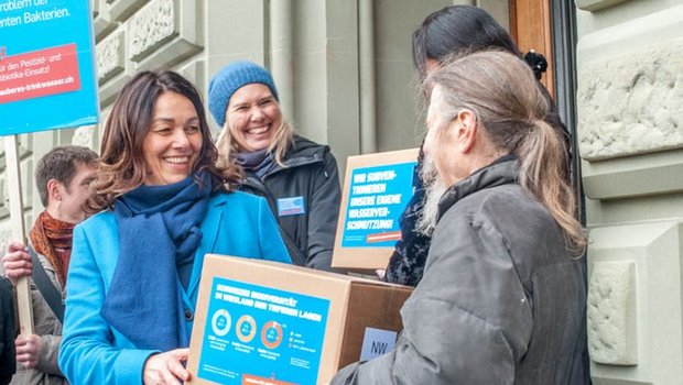 «Ich bin stolz, nicht gebrochen», sagt Franziska Herren nach 10 Jahren Beschäftigung mit dem Trinkwasser-Thema, hier bei der Einreichung der Initiative im Dezember 2018. (Bild Archiv)