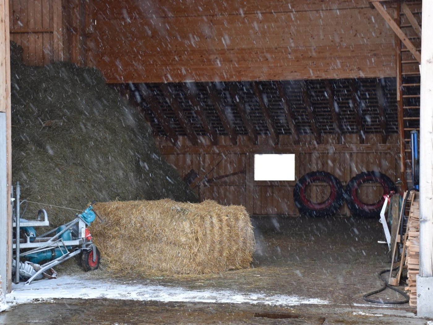 Das Gewicht von 400 Kilo des Strohballens war tödlich. (Bild Kapo GR)