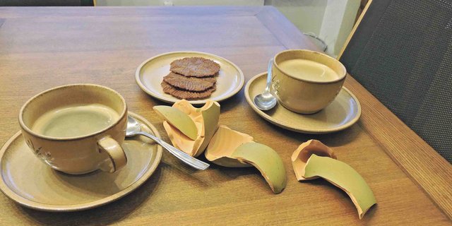 Es ist besser loszulassen, bevor Scherben entstehen. Bei einer Tasse Kaffee oder Tee kann Loslassen geübt und allfällige Scherben können gekittet werden. (Symbolbild Barbara Heiniger