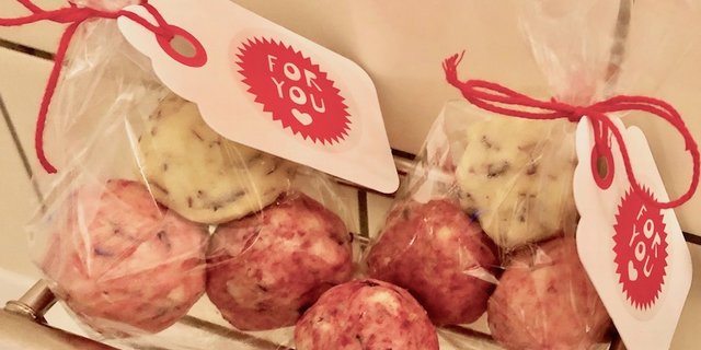 Selbstgemachte Badekugel als Mitbringsel aus der Küche. (Bilder et)