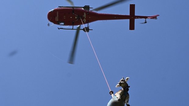 Völlig losgelöst von der Erde: Guschti Raika hebt ab zu ihrem ersten Helikopterflug. (Bild Jasmine Baumann)