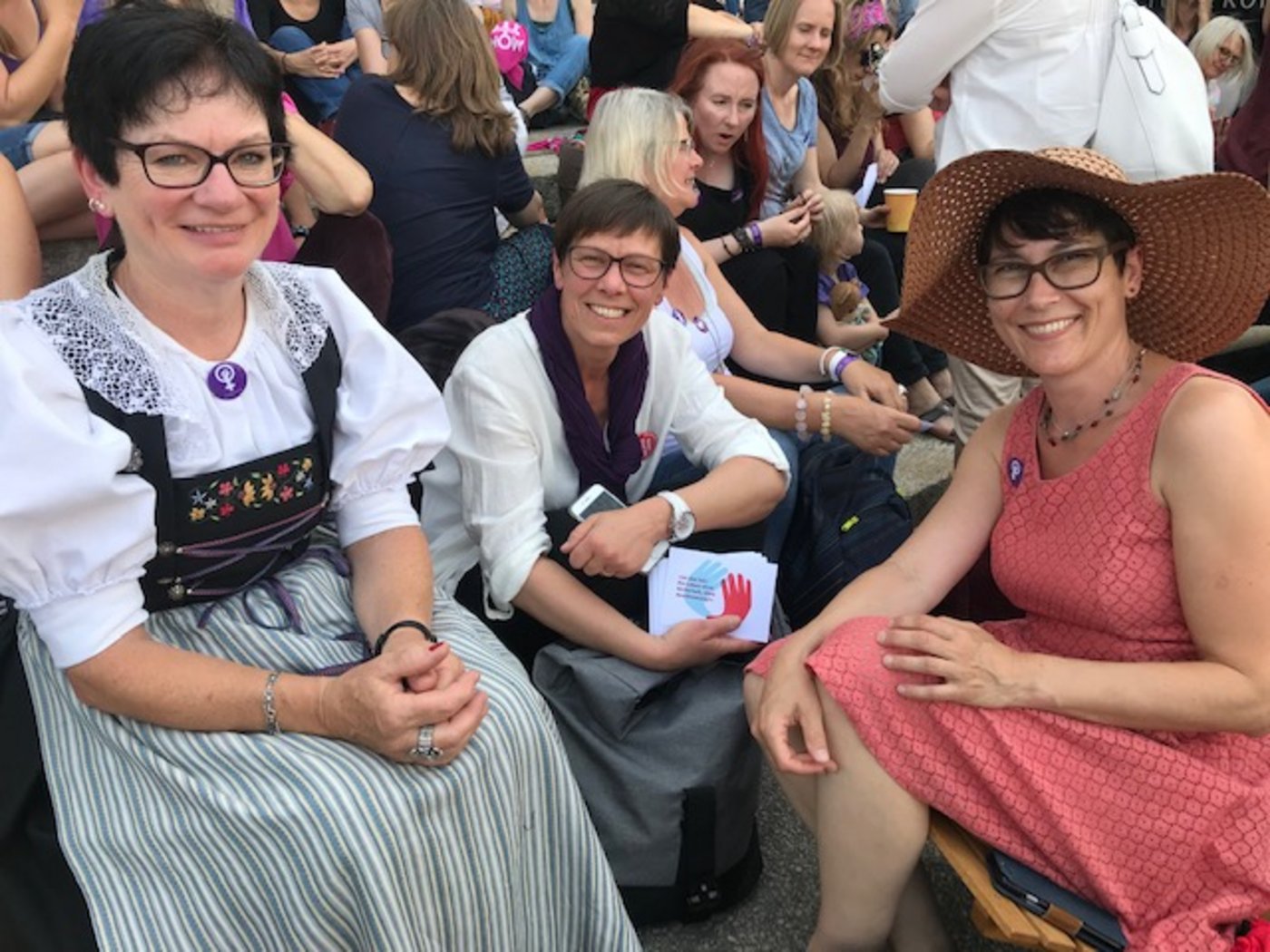 Bäuerinnen Helen Schmid aus Widnau AG, SBLV-Präsidentin Anne Challandes und Geschäftsführerin Colette Basler (v.l.). (Bild akr)