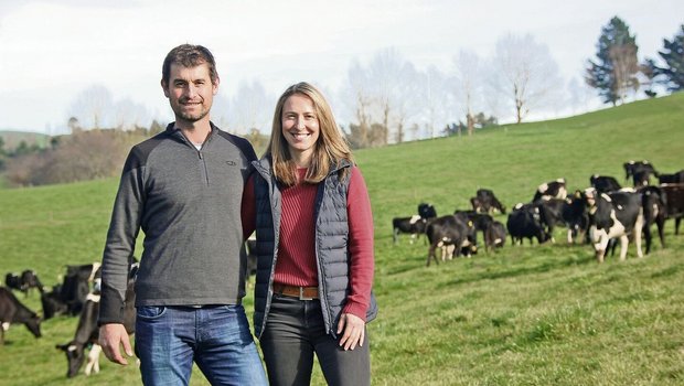 Edwin und Marianne S Edwin und Marianne Schweizer bei ihren Kühen auf der Weide. Sie blicken zuversichtlich in die Zukunft.