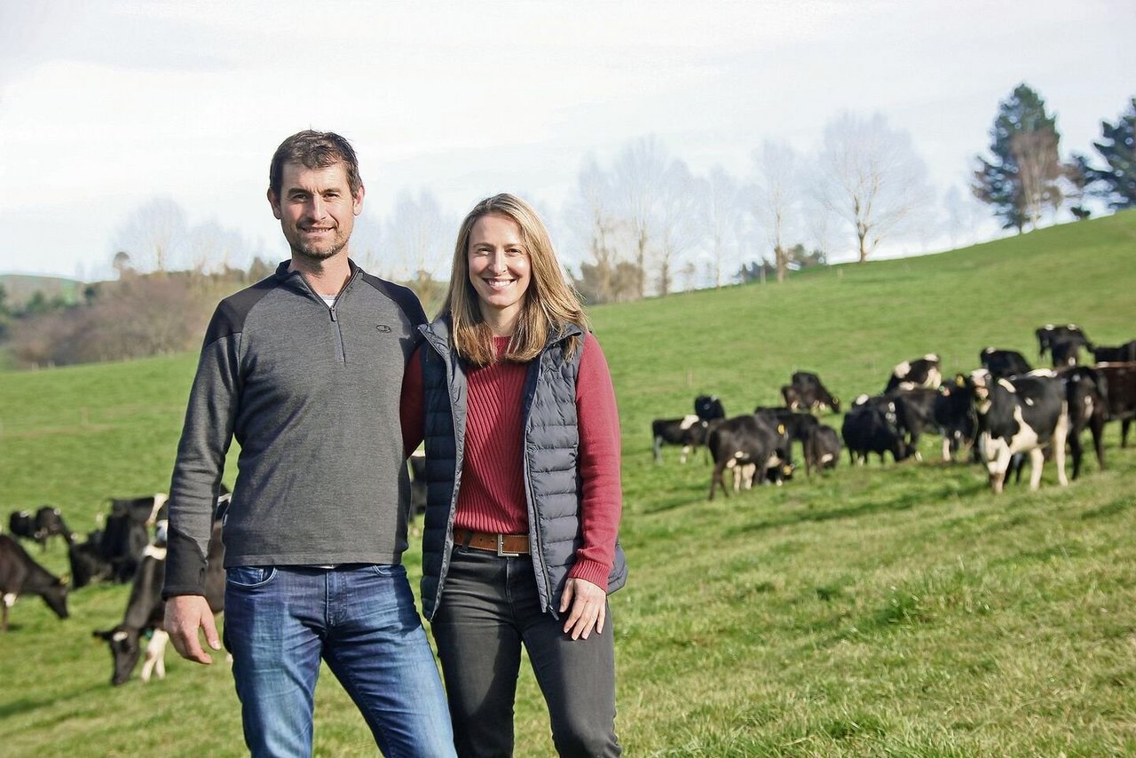 Edwin und Marianne Schweizer bei ihren Kühen auf der Weide. Sie blicken zuversichtlich in die Zukunft.