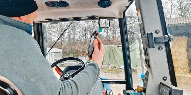 Der Blick aufs Handy lenkt beim Fahren stark vom Geschehen auf der Strasse ab. Wer telefoniert oder eine SMS schreibt, muss mit einer entsprechenden Strafe rechnen. (Bild Mathilde Poupon)