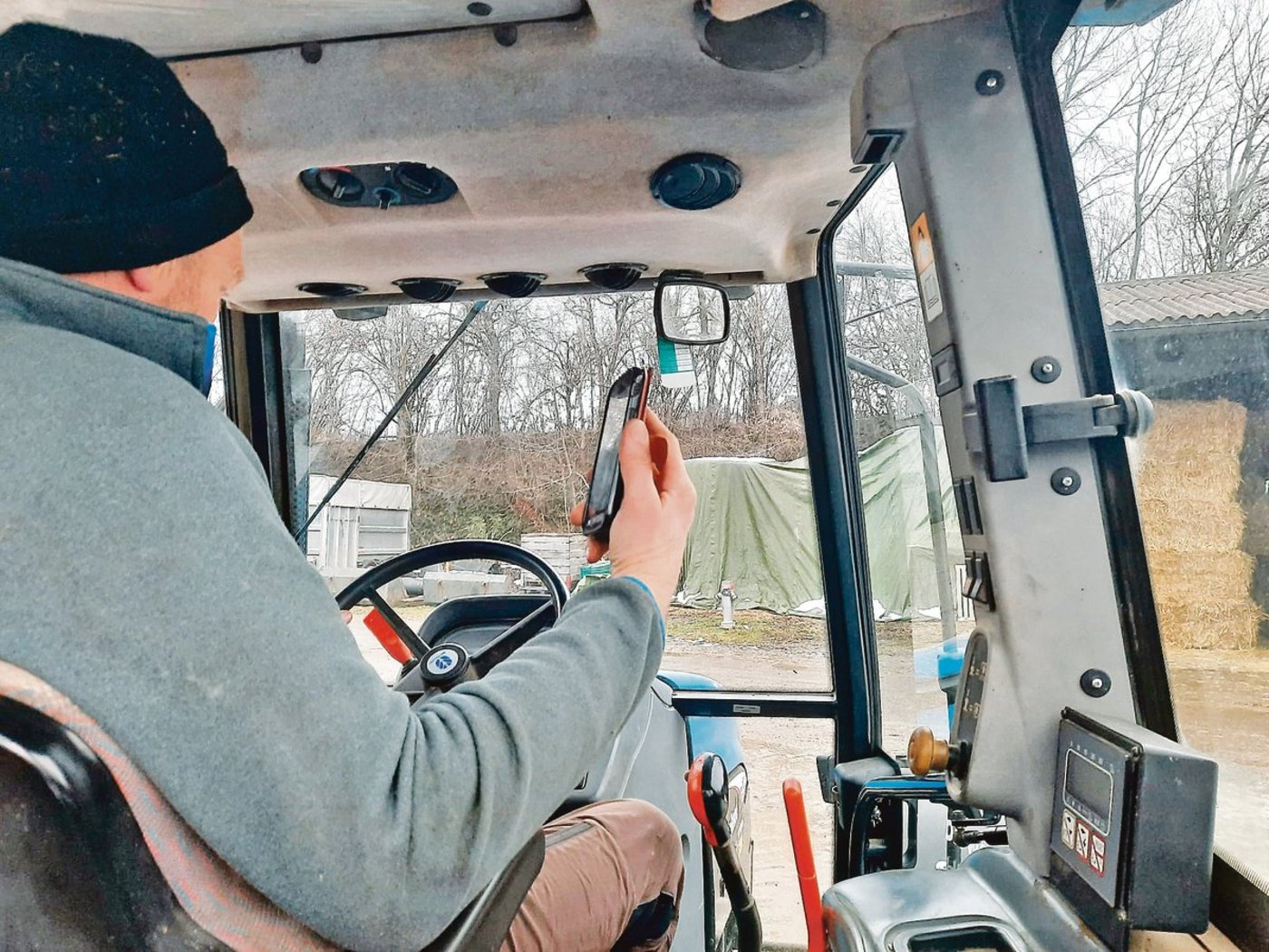 Der Blick aufs Handy lenkt beim Fahren stark vom Geschehen auf der Strasse ab. Wer telefoniert oder eine SMS schreibt, muss mit einer entsprechenden Strafe rechnen. (Bild Mathilde Poupon)