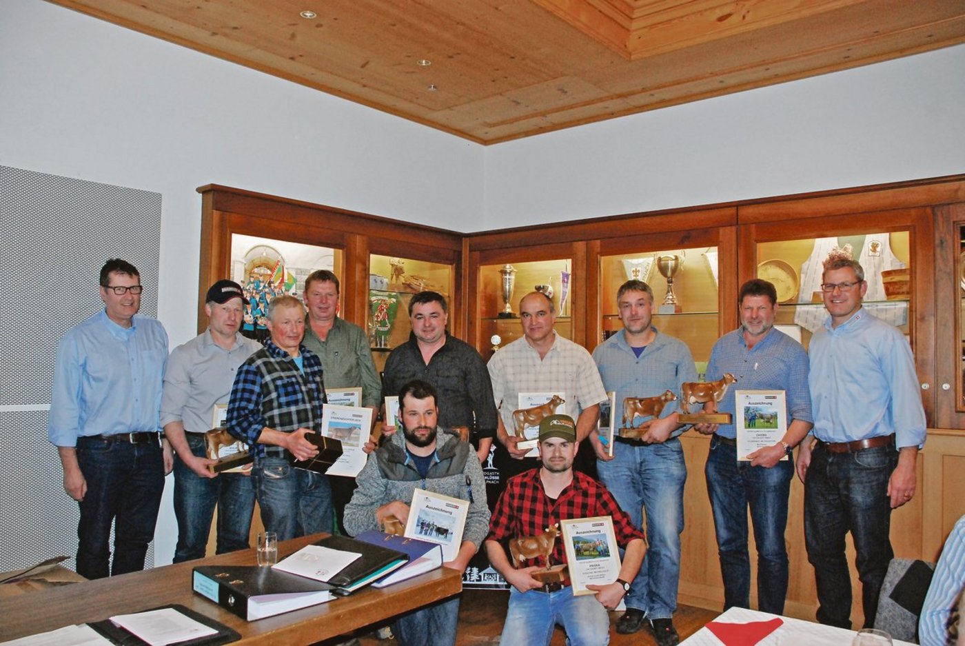 Die Besitzer von Kühen mit 100 000 Kilo Milch wurden ausgezeichnet. (Bilerd zVg)