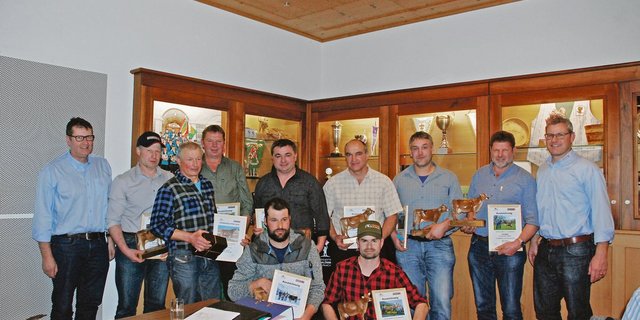 Die Besitzer von Kühen mit 100 000 Kilo Milch wurden ausgezeichnet. (Bilerd zVg)