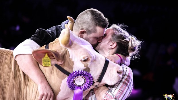 So kennt man die Swiss Expo: Schöne Kühe, Siegerküsse, Glamour und viele überschäumende Emotionen. All das muss dieses Jahr wegen Corona ausfallen. (Bild SwissExpo 2020)