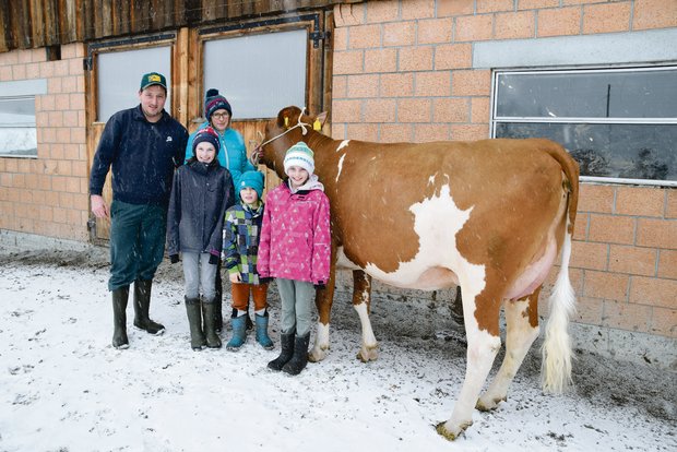 Ursula und Samuel Künzi mit den Kindern Leonie, Jasmin und Samuel. An der Halfter die Kuh Umberto Bajana.(Bilder Peter Fankhauser)